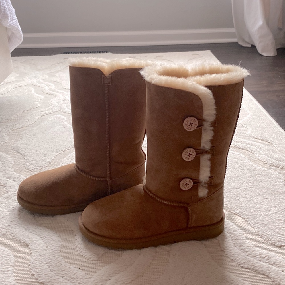 NWOT Bailey Button UGG boots in Chestnut. Size 6
